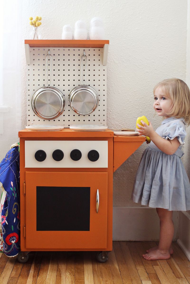 Darling kid's play kitchen
