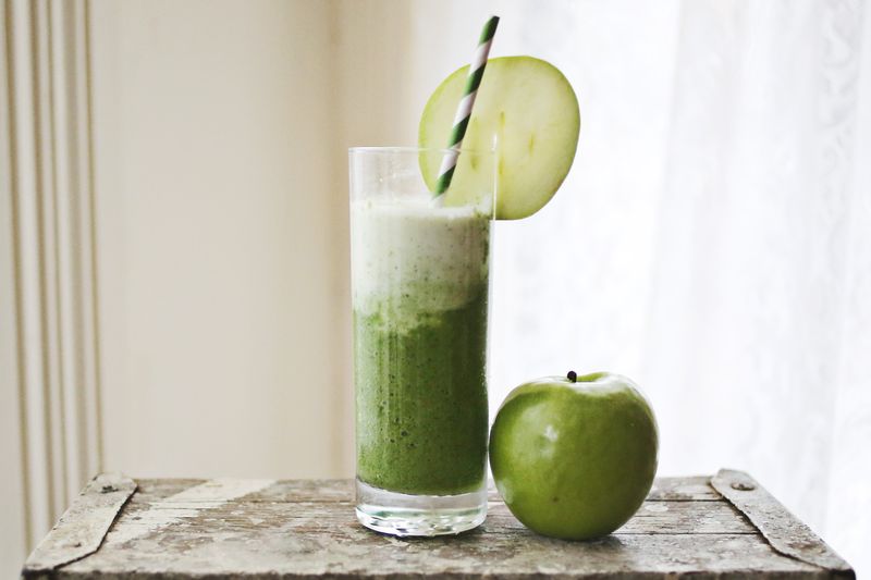 Healthy Green Apple + Spinach Smoothie 