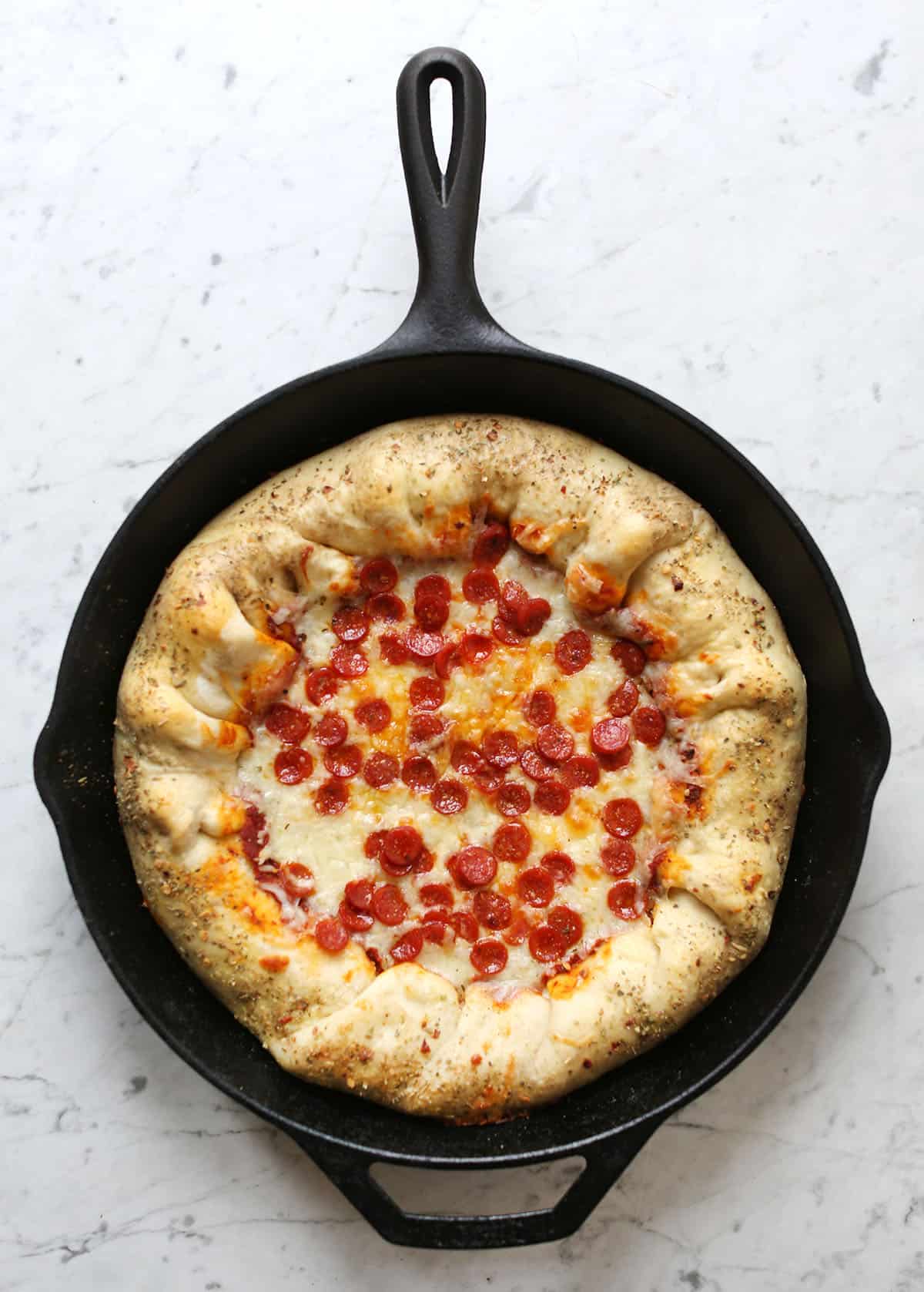 https://abeautifulmess.com/wp-content/uploads/2013/03/deep-dish-cast-iron-pizza-.jpg