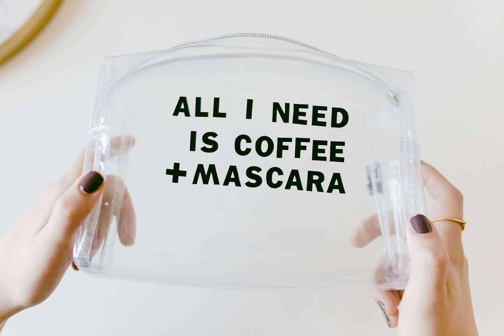 DIY Clear Makeup Bag- click through for the full tutorial!