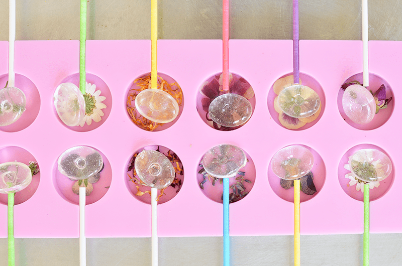 Easy DIY Lollipops With Edible Flowers (click through for recipe)