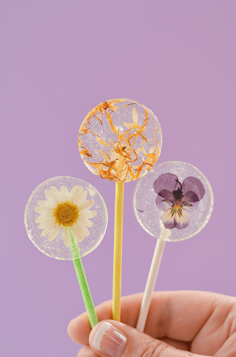 Easy DIY Lollipops With Edible Flowers (click through for recipe)