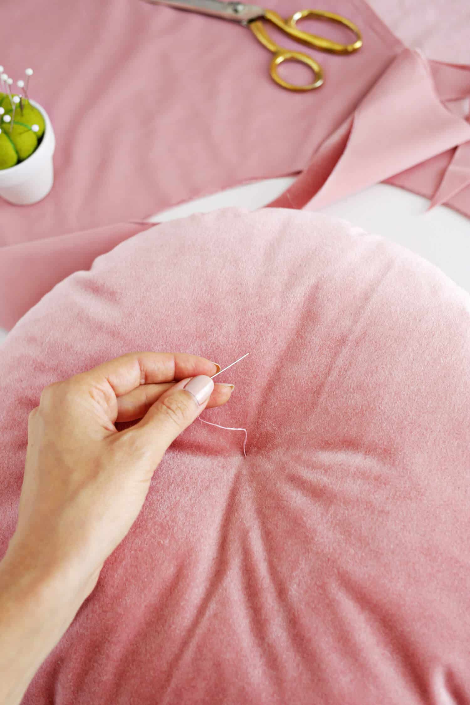 DIY Round Velvet Pillow Click through for instructions 5