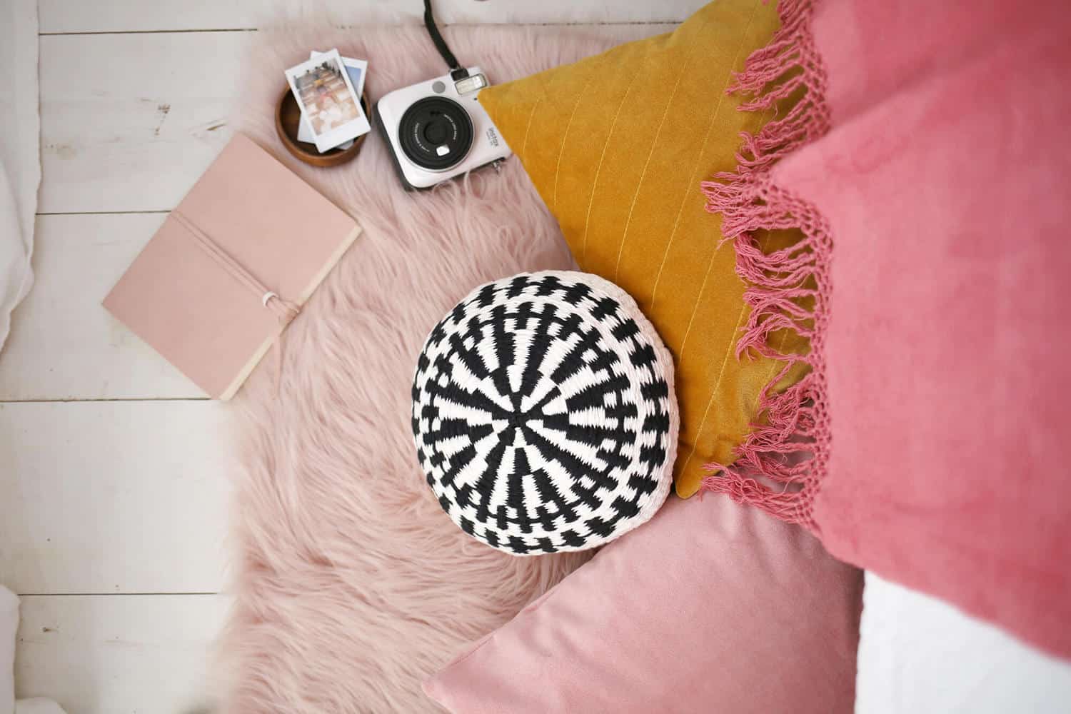 https://abeautifulmess.com/wp-content/uploads/2019/03/Weave-a-round-pillow-with-this-weaving-tutorial-on-A-Beautiful-Mess.jpg
