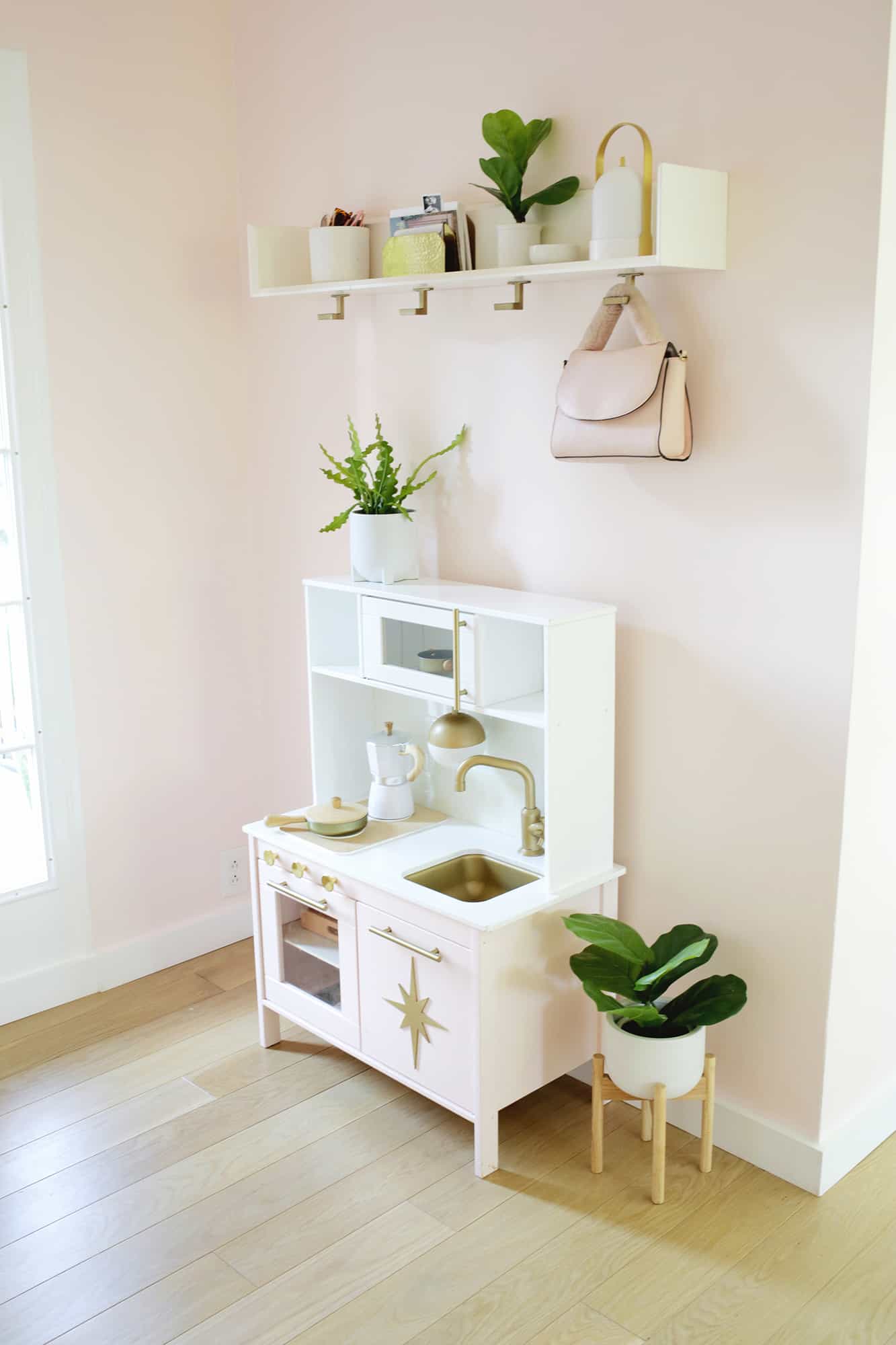https://abeautifulmess.com/wp-content/uploads/2021/09/Lauras-Organization-Focused-Entryway-Before-After-Click-through-for-more-1-11.jpg