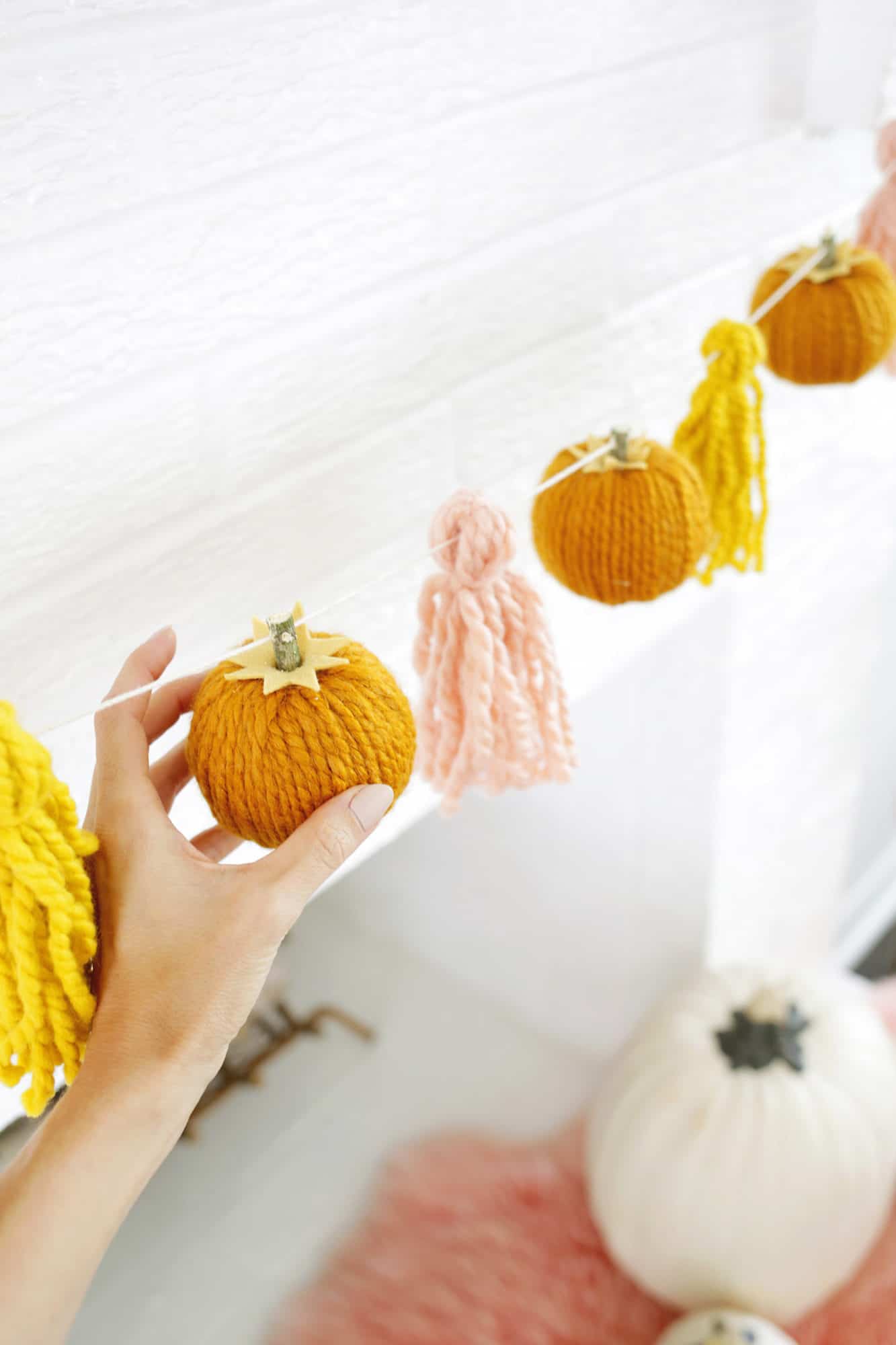 Yarn pumpkin garland DIY 1