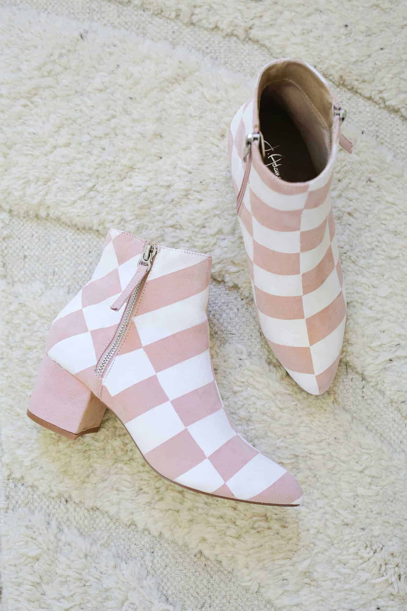 sepasang sepatu bot geometris