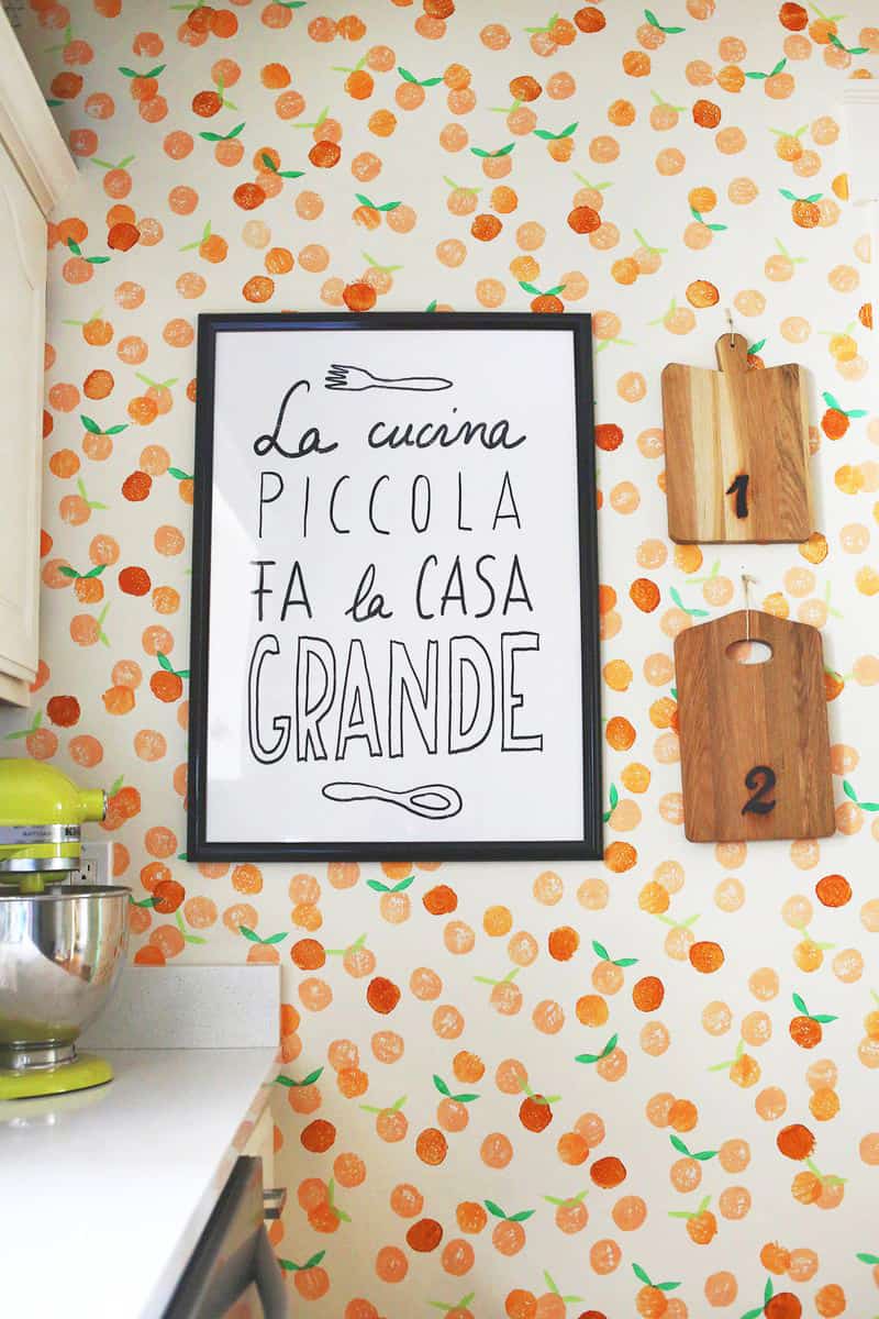 dinding dapur dengan wallpaper stempel oranye 