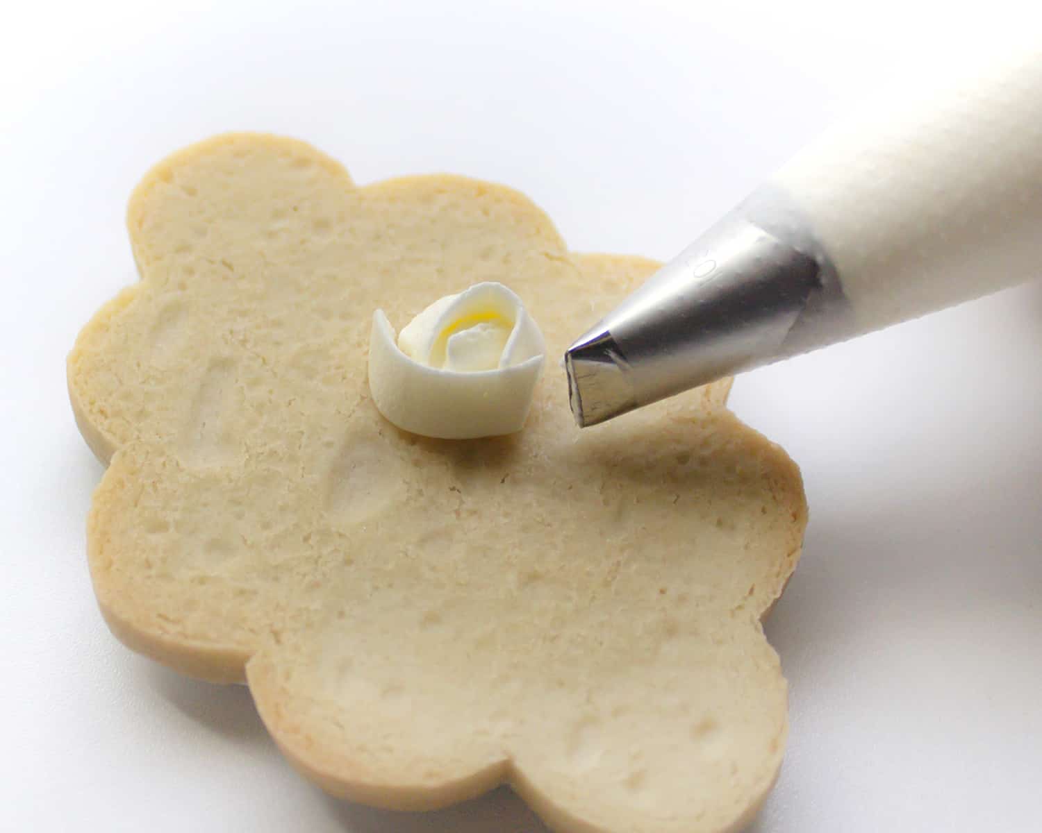 Make a flower shape on the cookie