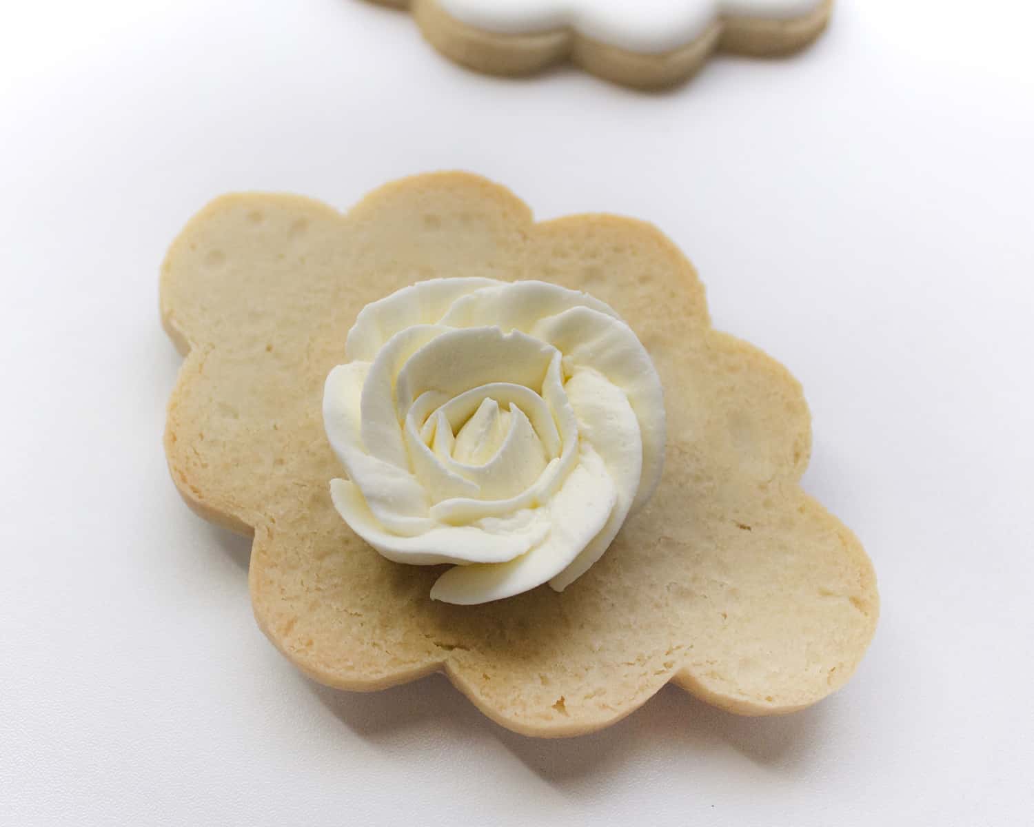 Shape the flower by icing on the cookie
