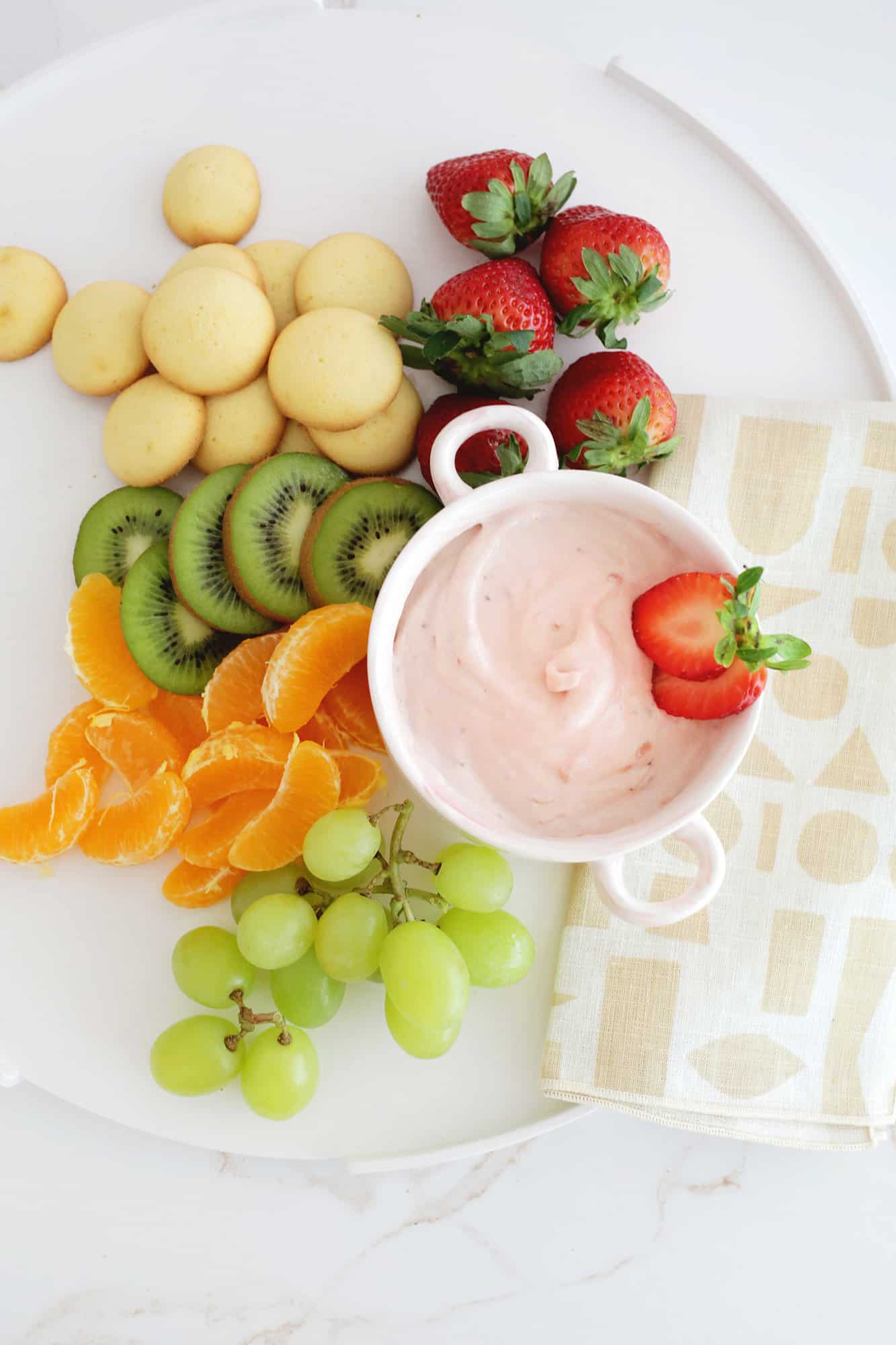 Dip de frutas con queso crema y fresas