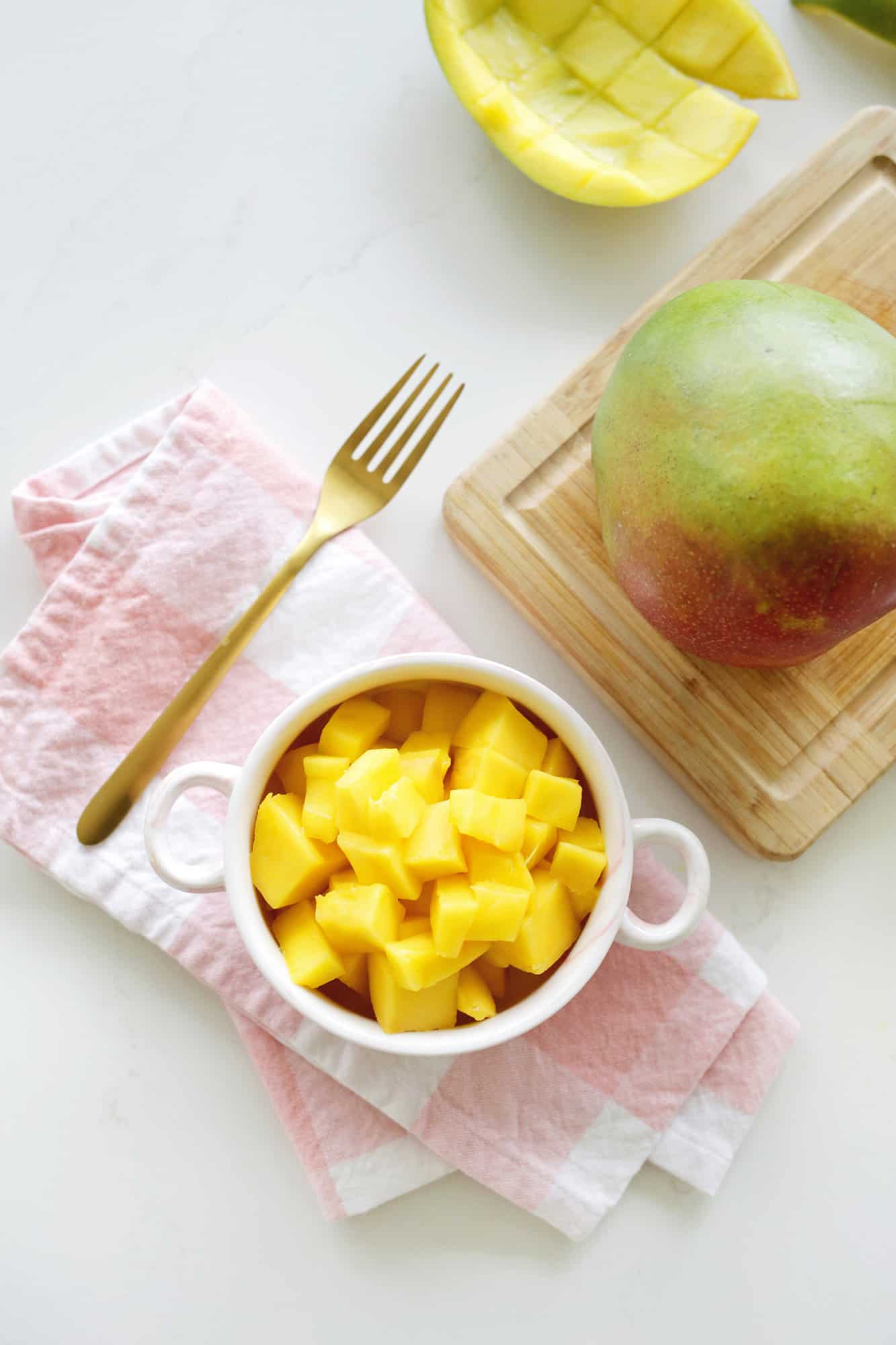 Mango and mango cubes for easy way to cut mango