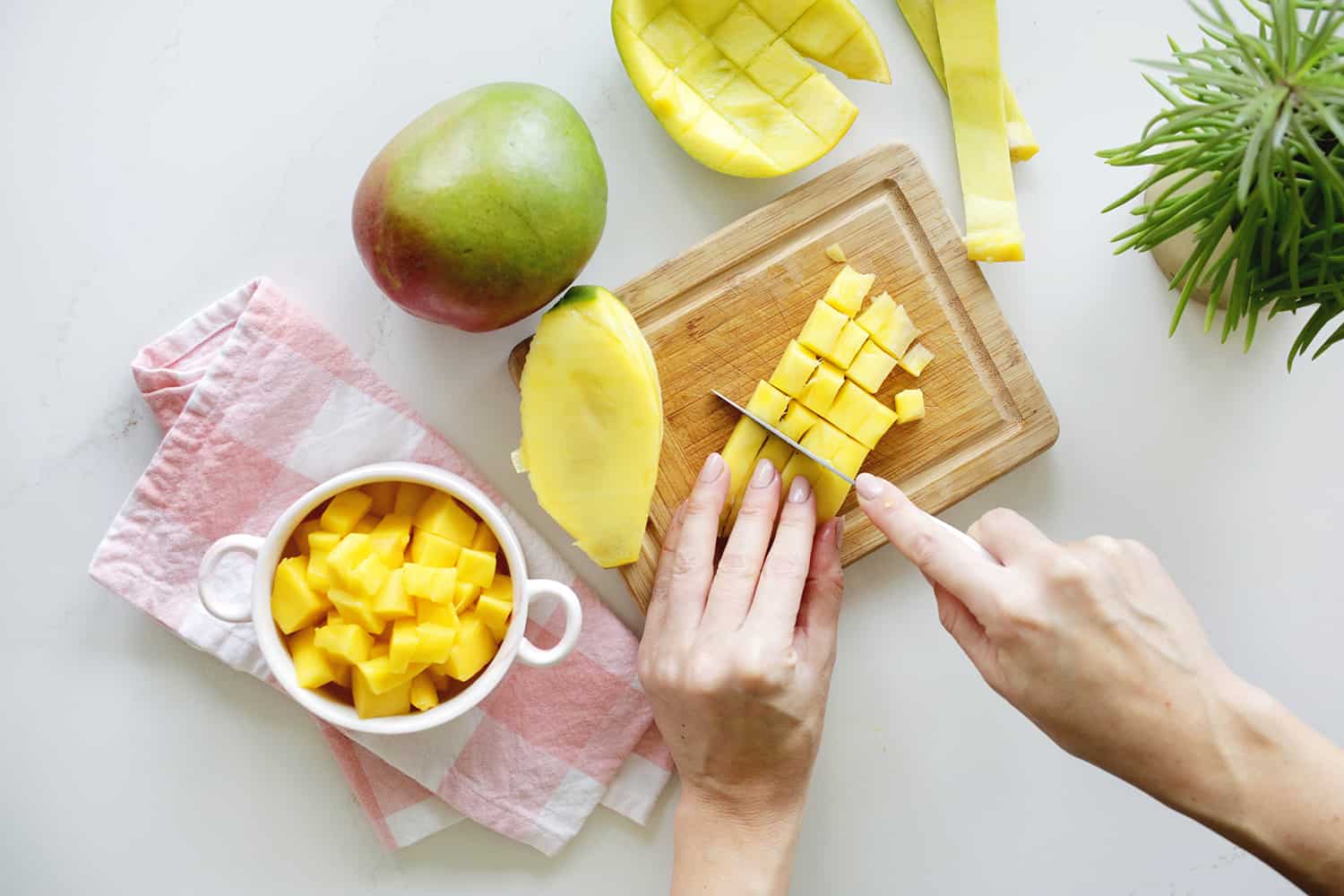 Dicing mango slices