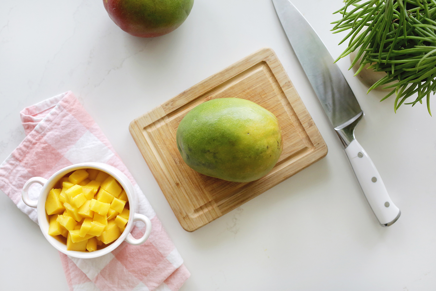 Mango and sliced ​​mango on cutting board