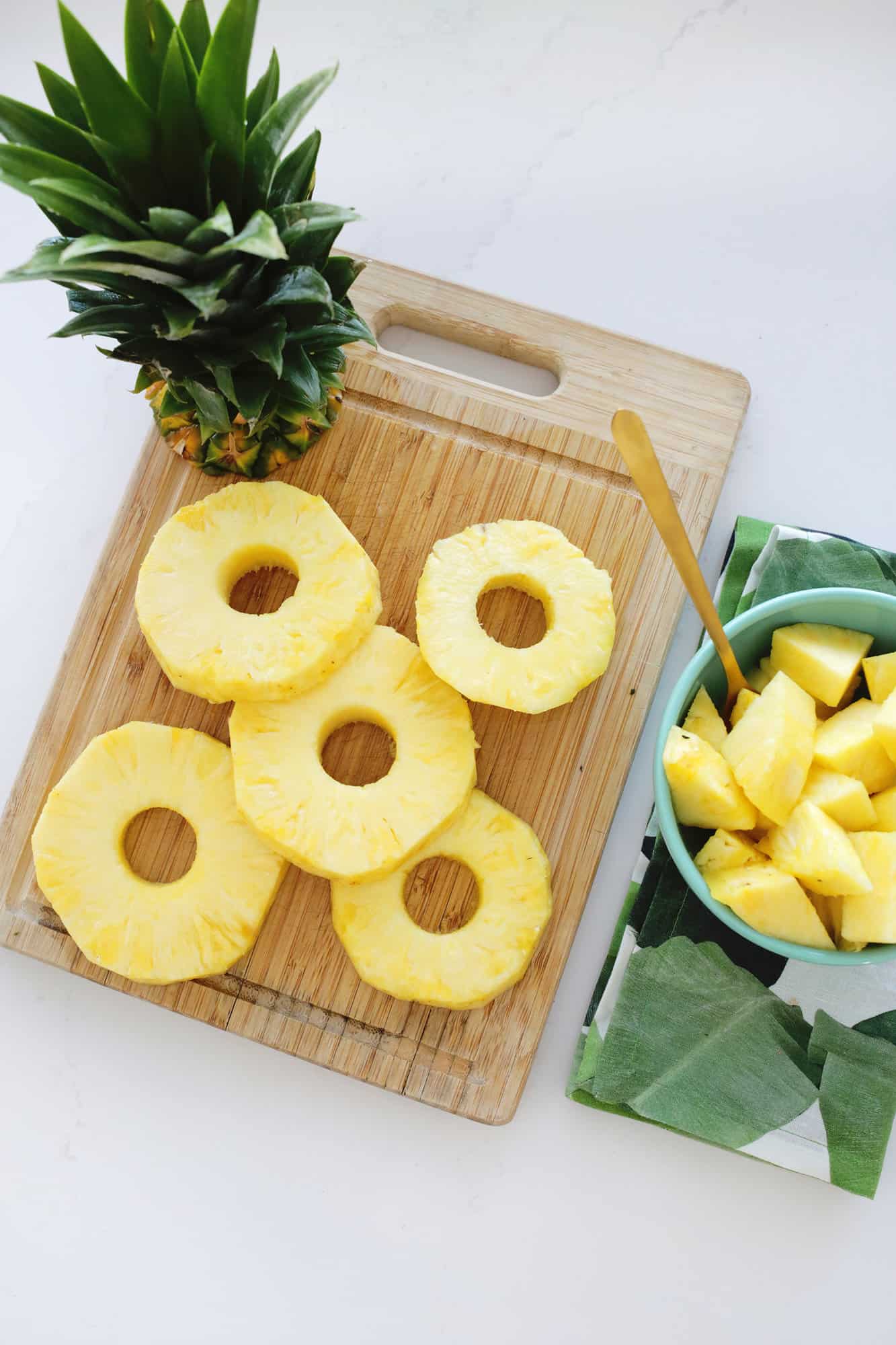 tärningar och ringar av ananas