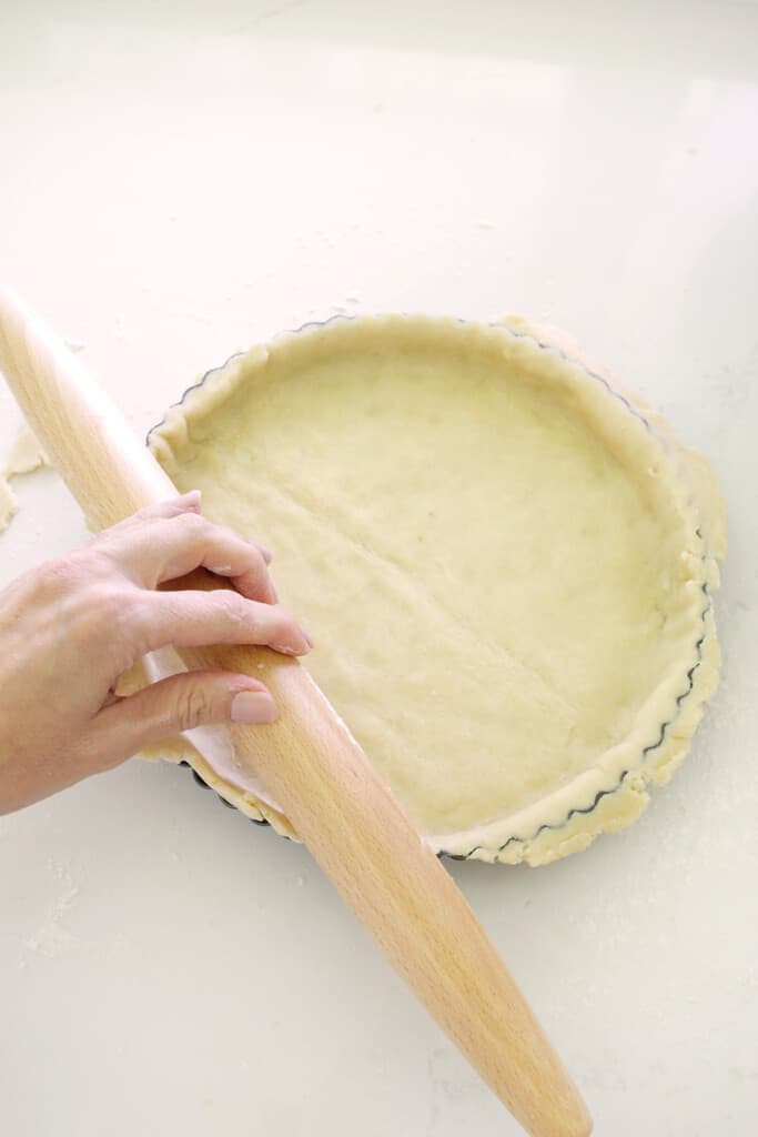 Adicionando massa a uma forma de torta de maçã