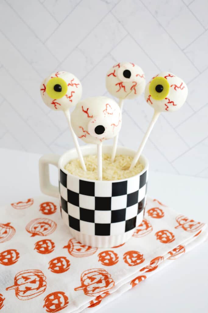 eyeball halloween cake pops