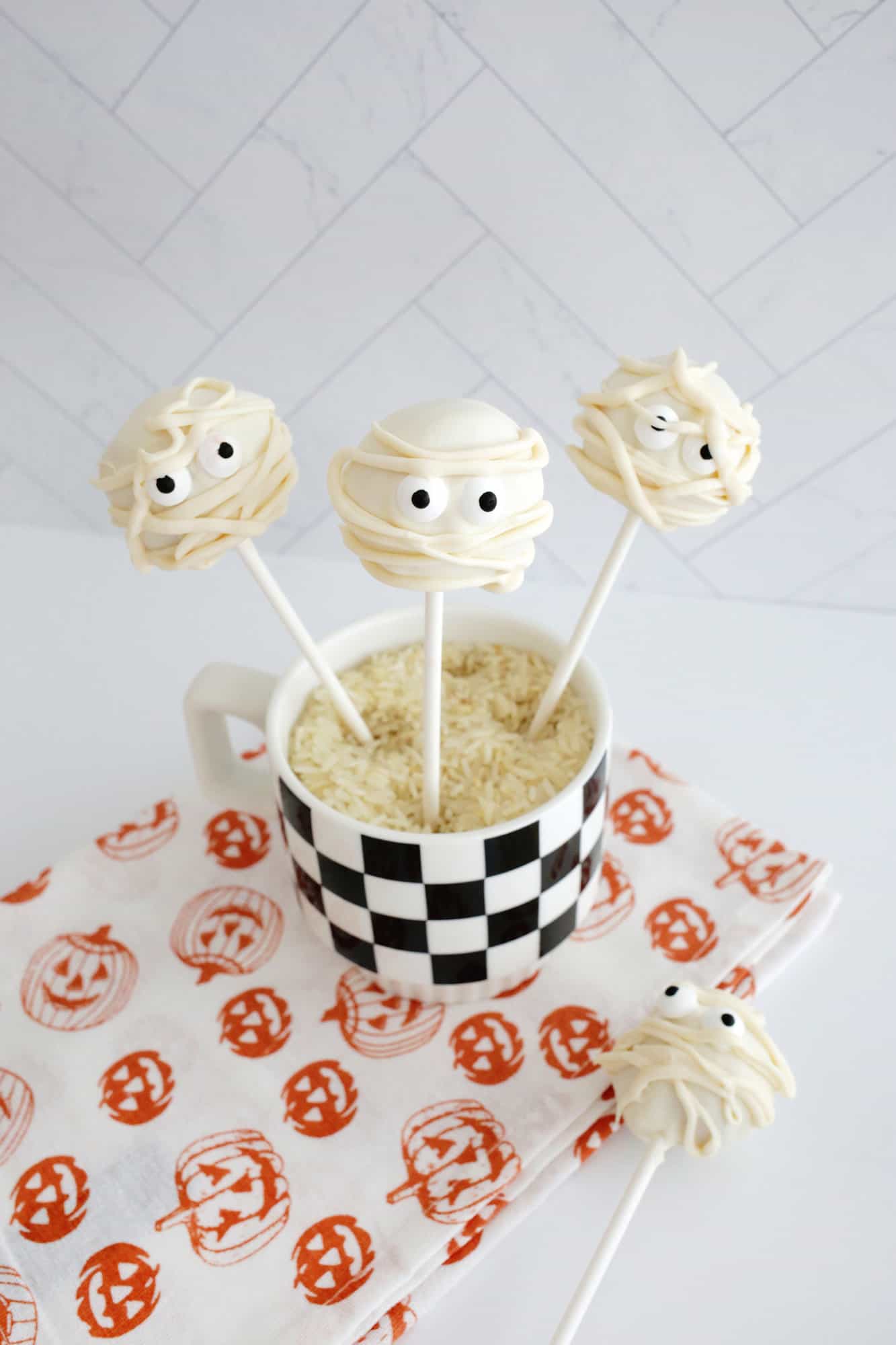 mummy halloween cake pops