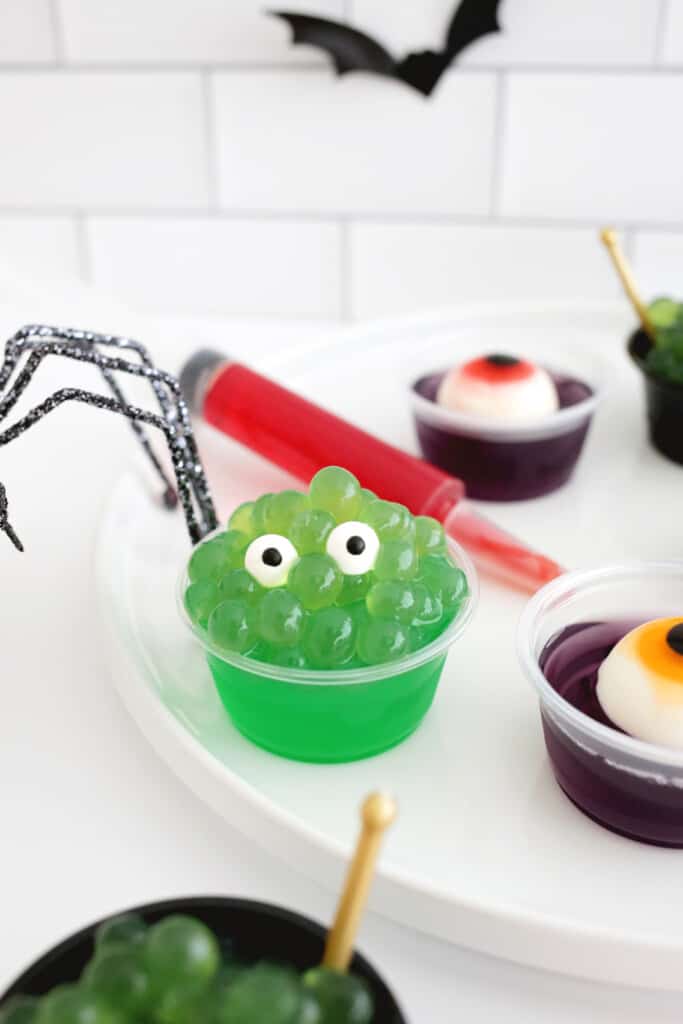 Shots fáceis de gelatina de monstro para o Halloween