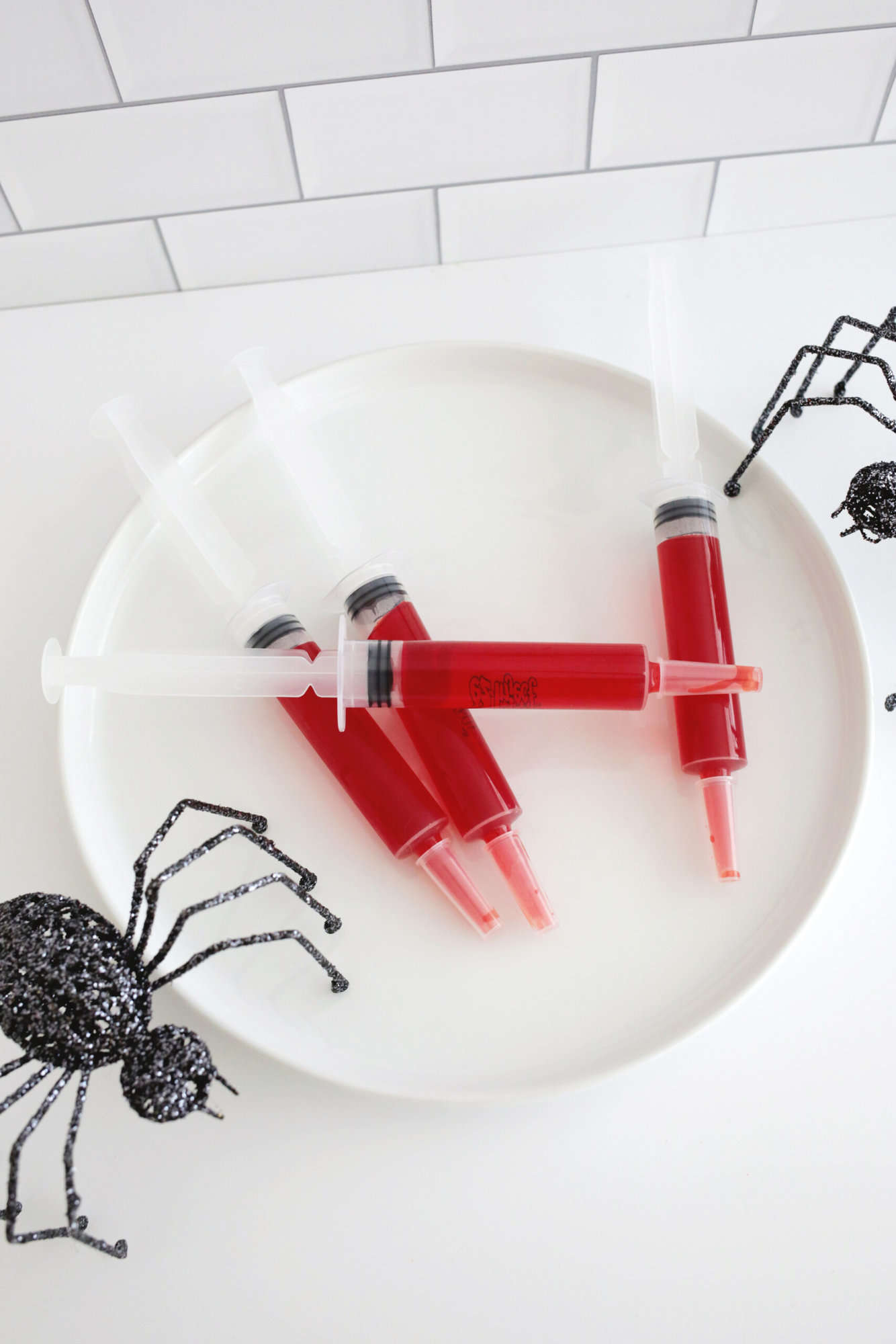 fazendo doses de gelatina de Halloween em seringas