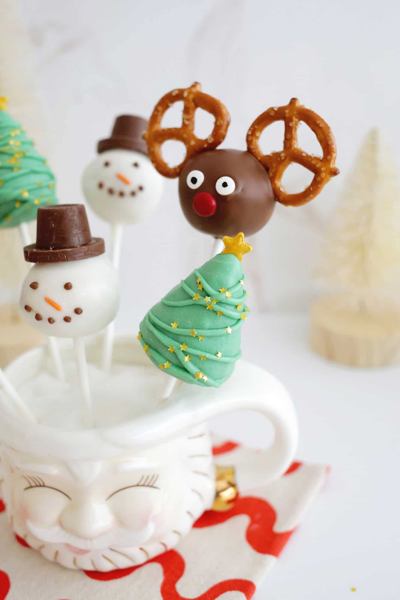 Bolo de Natal aparece renas, boneco de neve e árvore