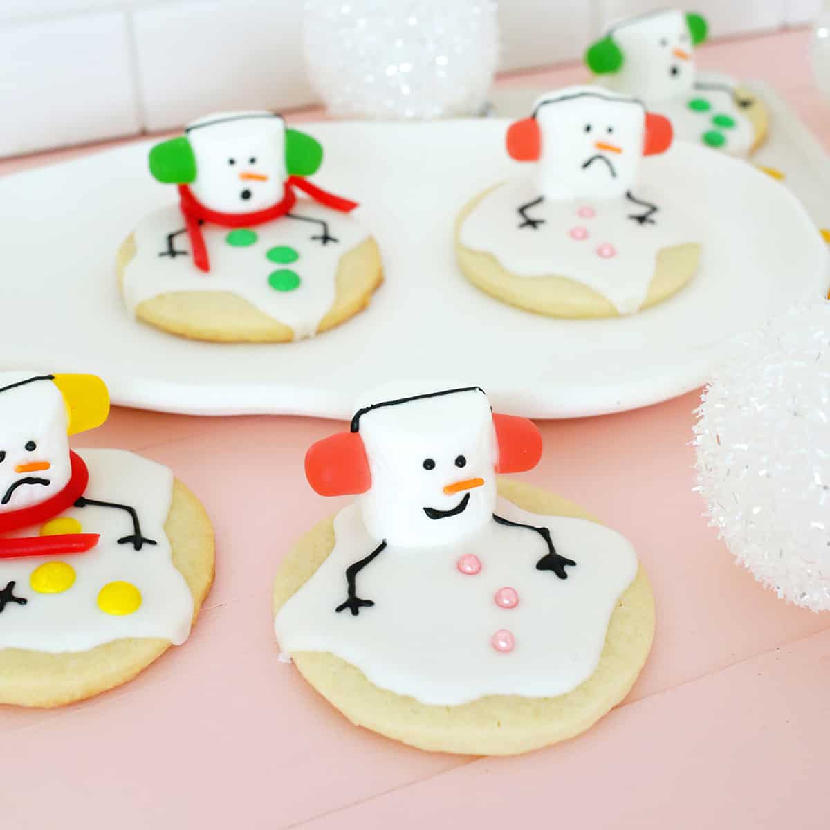 https://abeautifulmess.com/wp-content/uploads/2023/09/melted-snowman-cookies-best-easy-christmas-cookie-.jpg