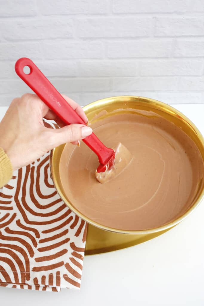 adicionando chicote fresco a doses de pudim de chocolate