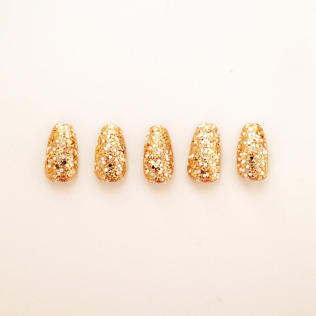 gold glitter christmas nail design