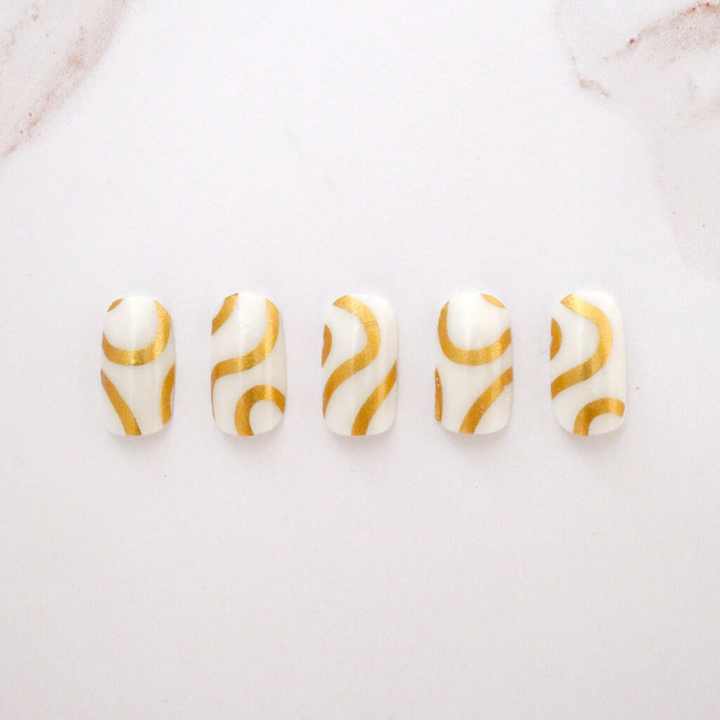 gold swirls christmas nail design