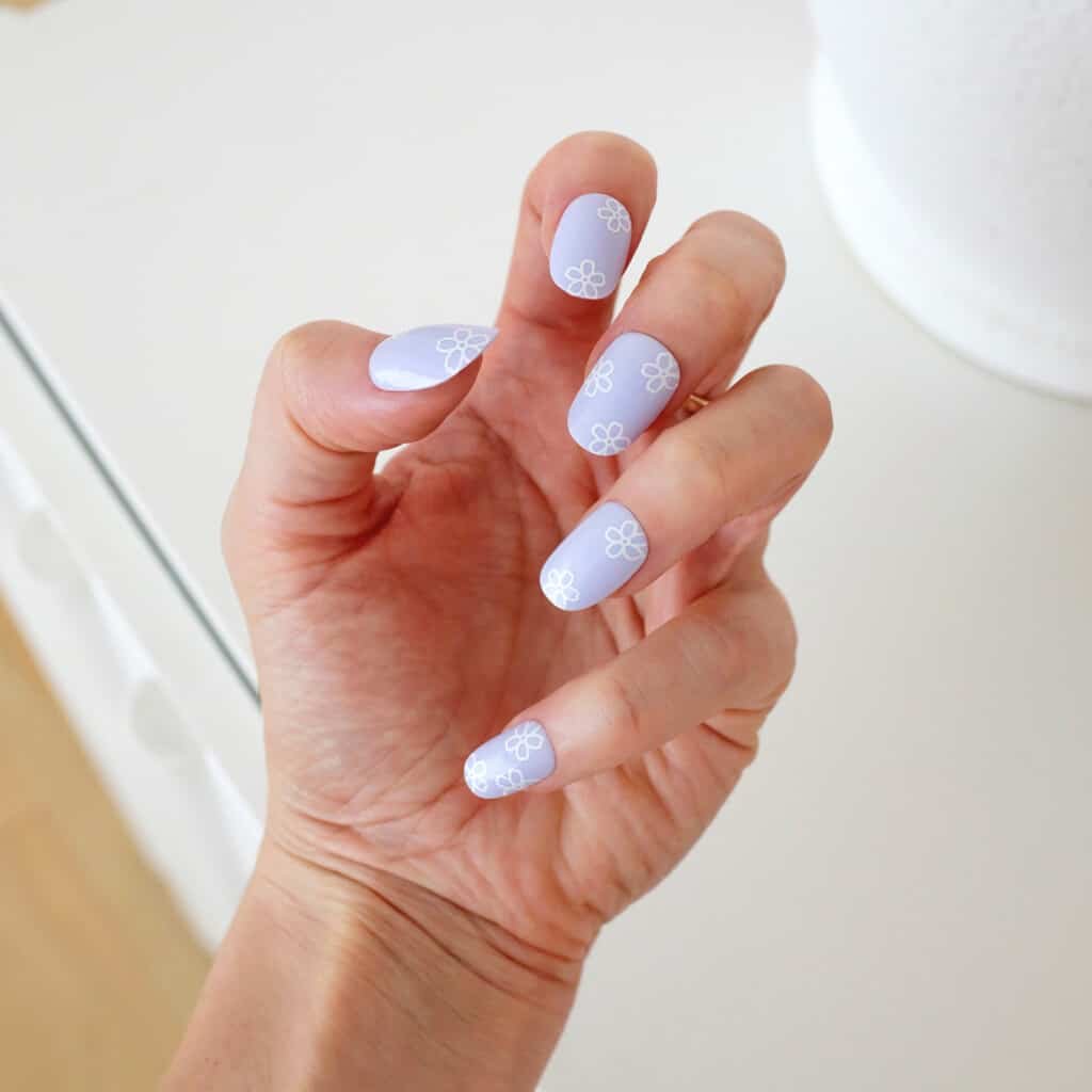 purple daisy spring nails
