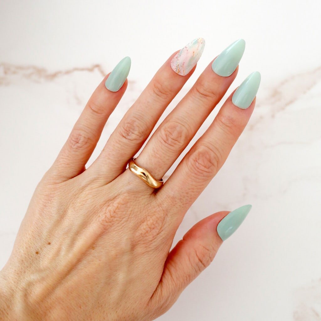mint green spring nail manicure idea