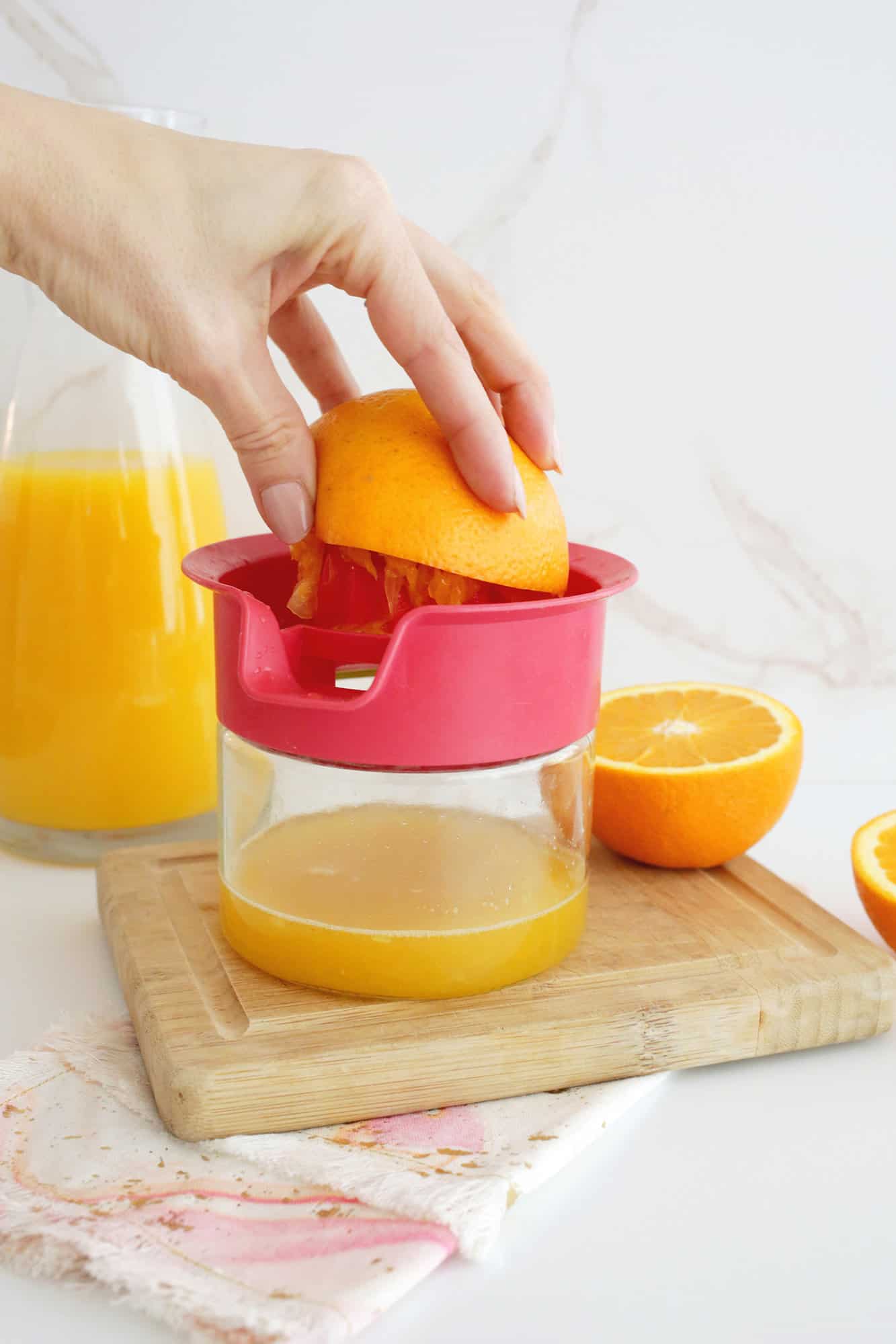 آب پرتقال را فشار دهید