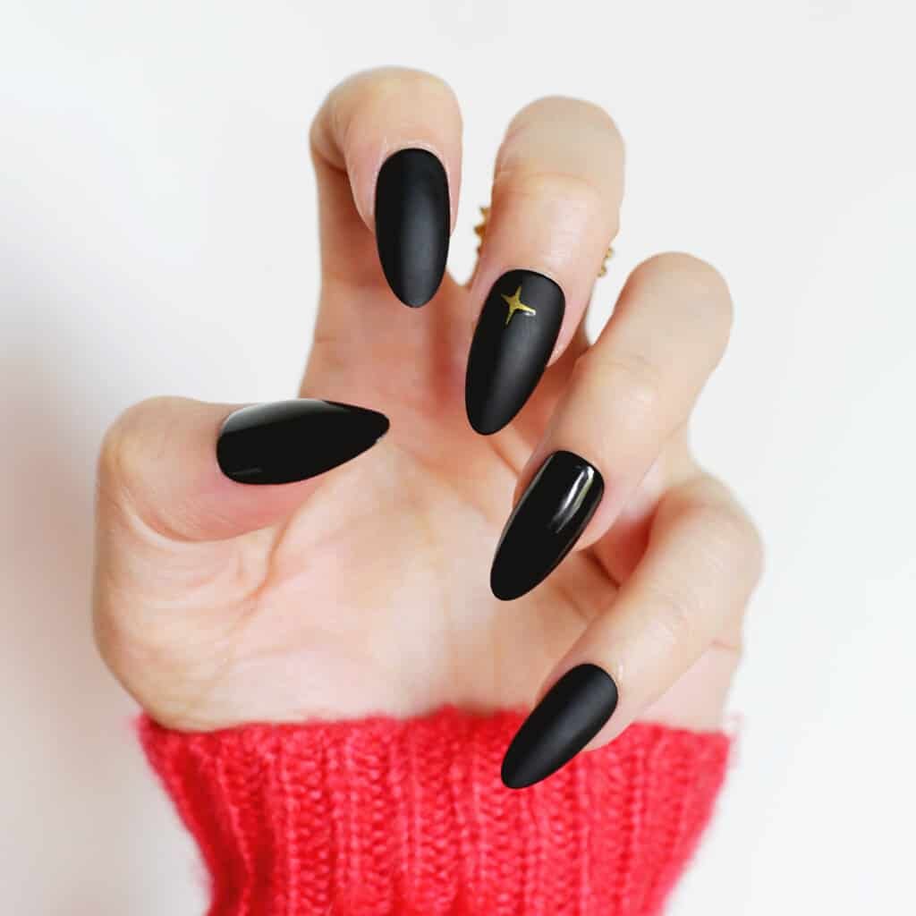 black halloween manicure