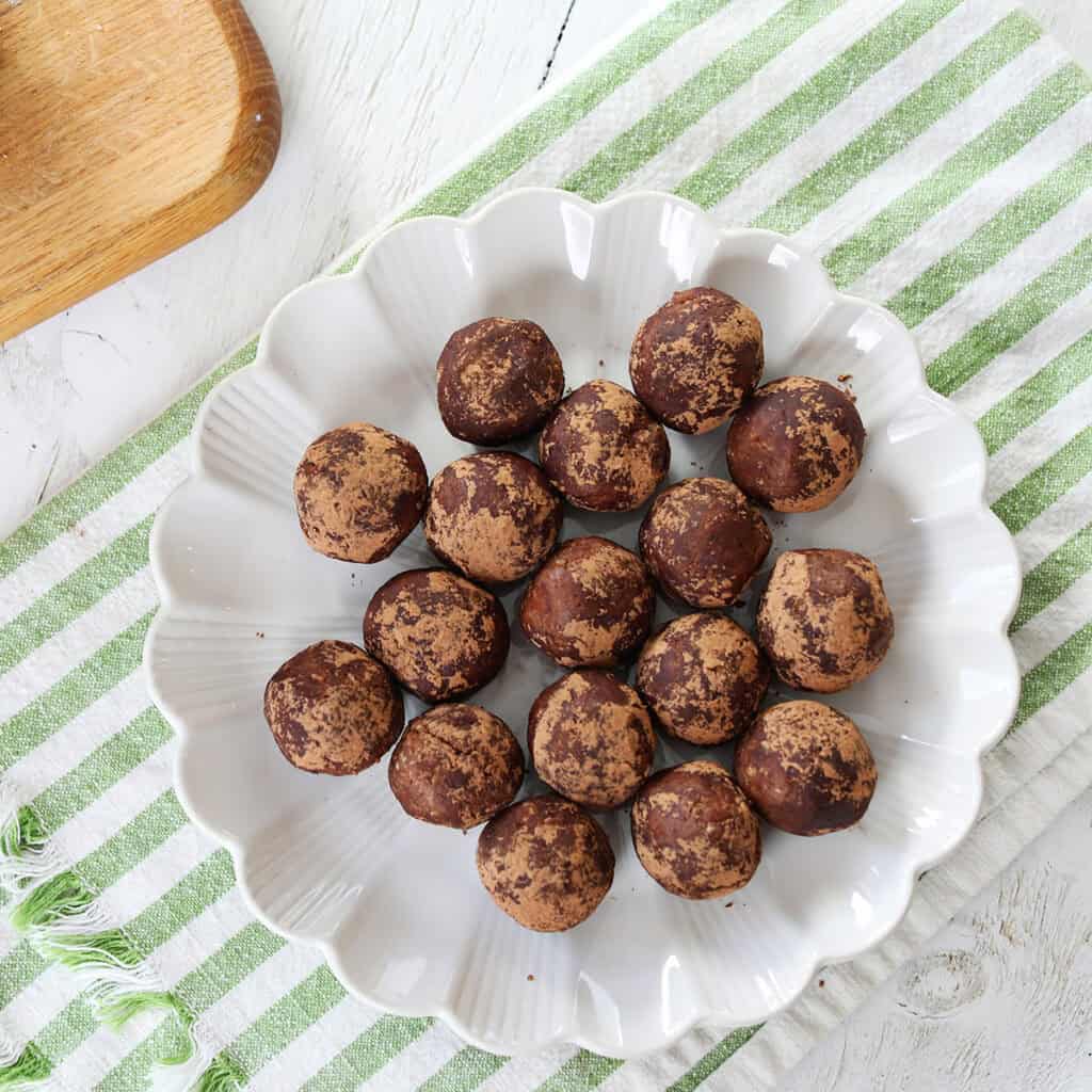 Conventional Rum Balls - A Stunning Mess - intotunes.com
