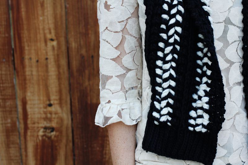 Black and white crocheted scarf diy 4