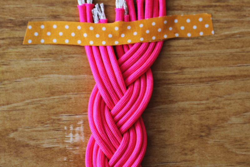 A braided necklace using parachute cord!