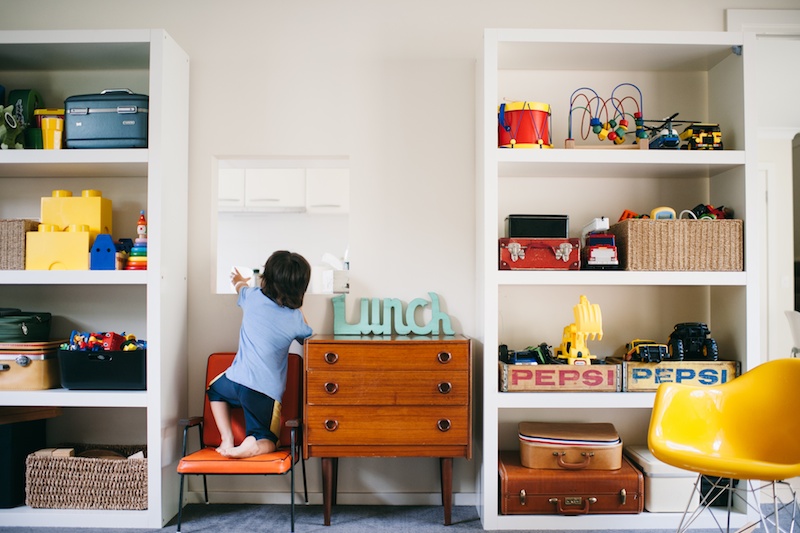 Bookcase to hold and organize toys
