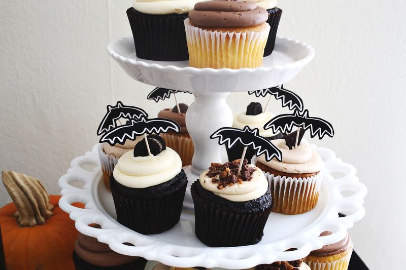 Happy Halloween party table (with free printables!) 