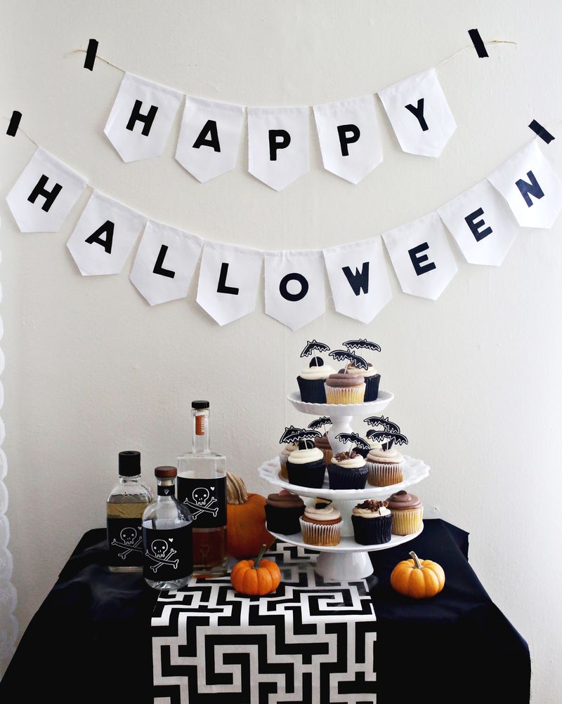 Happy Halloween party table (with free printables!)