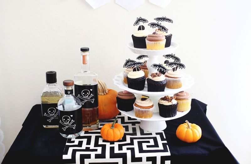 Happy Halloween party table (with free printables!) 