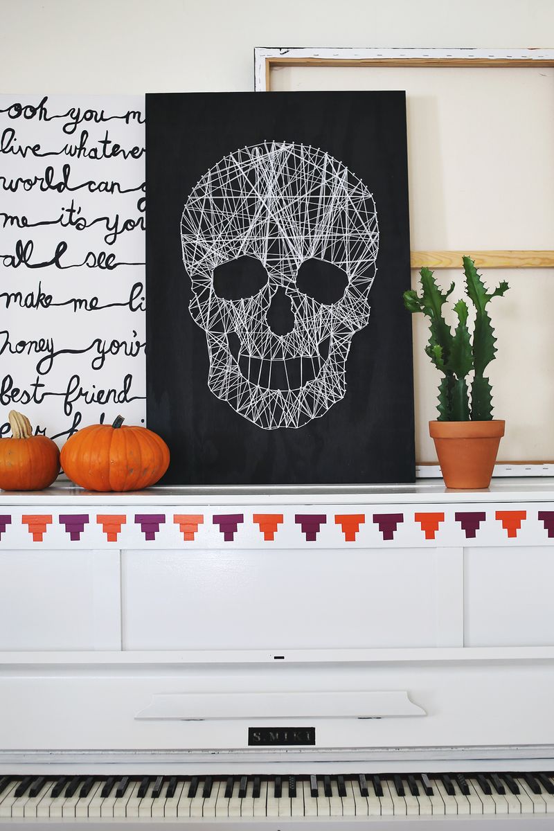 Love this DIY skull string art!! Click though for a photo tutorial!