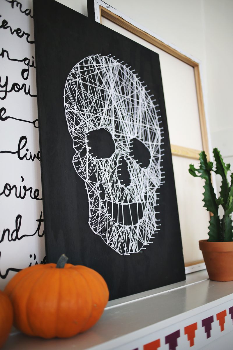 Love this DIY skull string art!! Click though for a photo tutorial! 