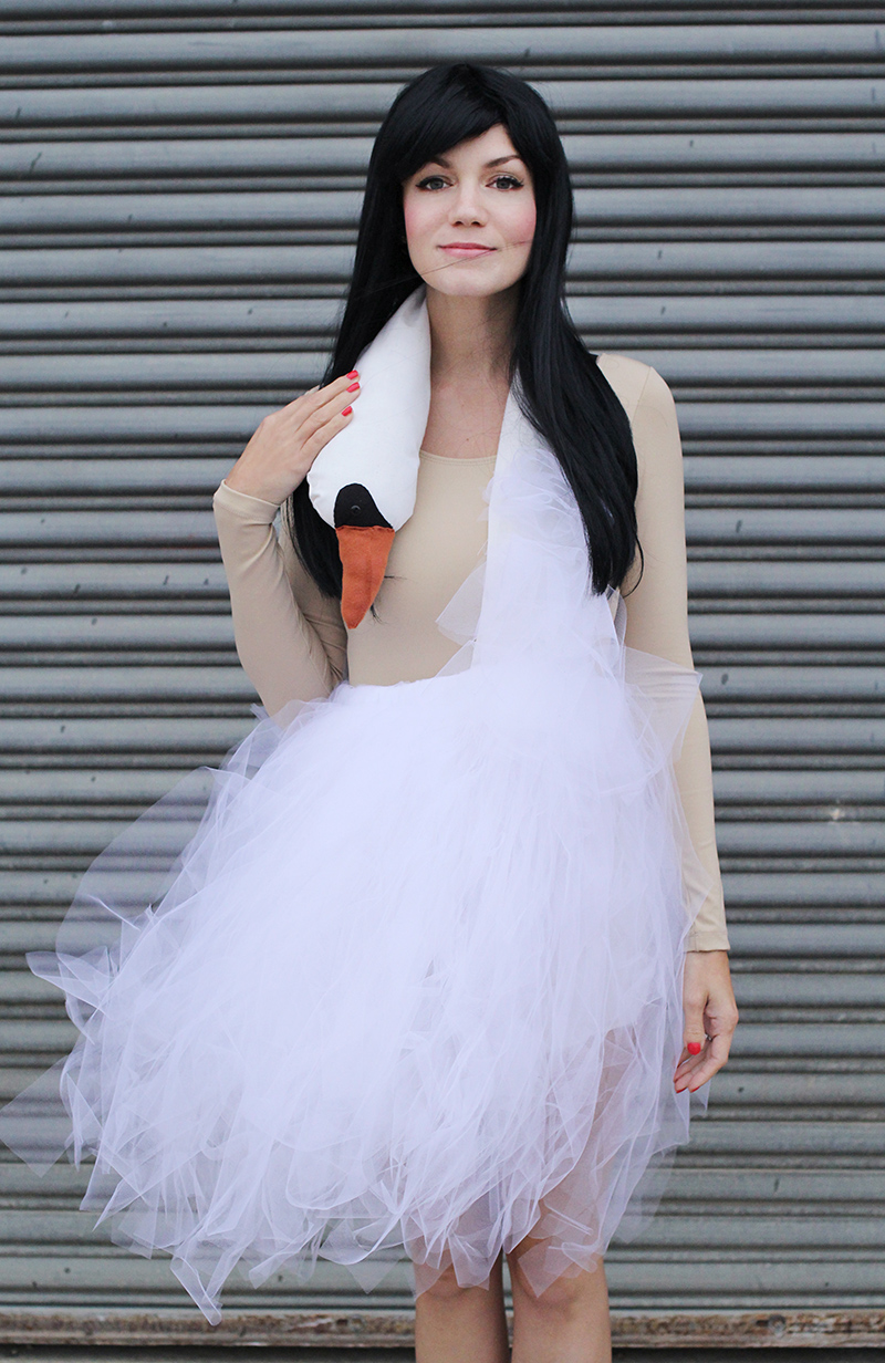 Love this Bjork Swan dress for Halloween! (click through for full tutuorial)