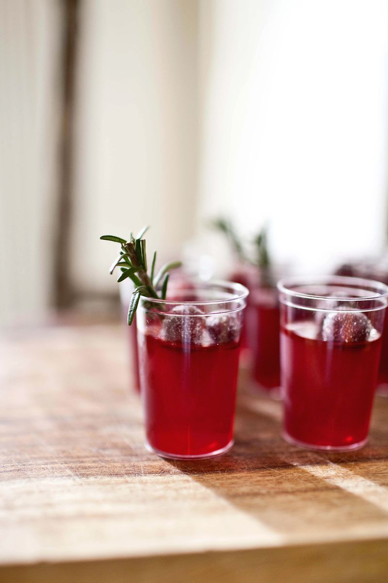 Cranberry Jello Shots (click through for the full recipe!) 