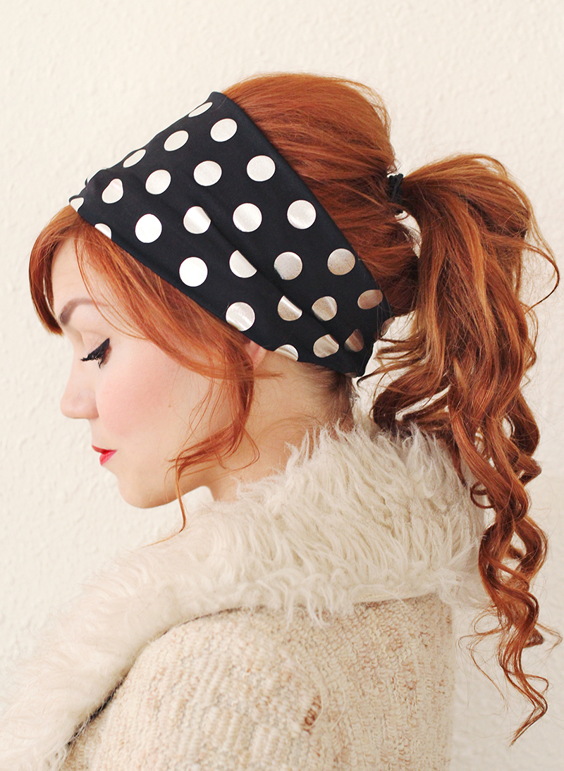 Love this headband-- such a great gift idea! (click through for DIY instructions)