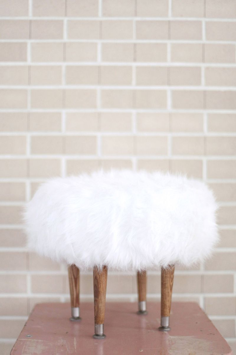 Make your own faux fur footstool! Click through for full instructions.
