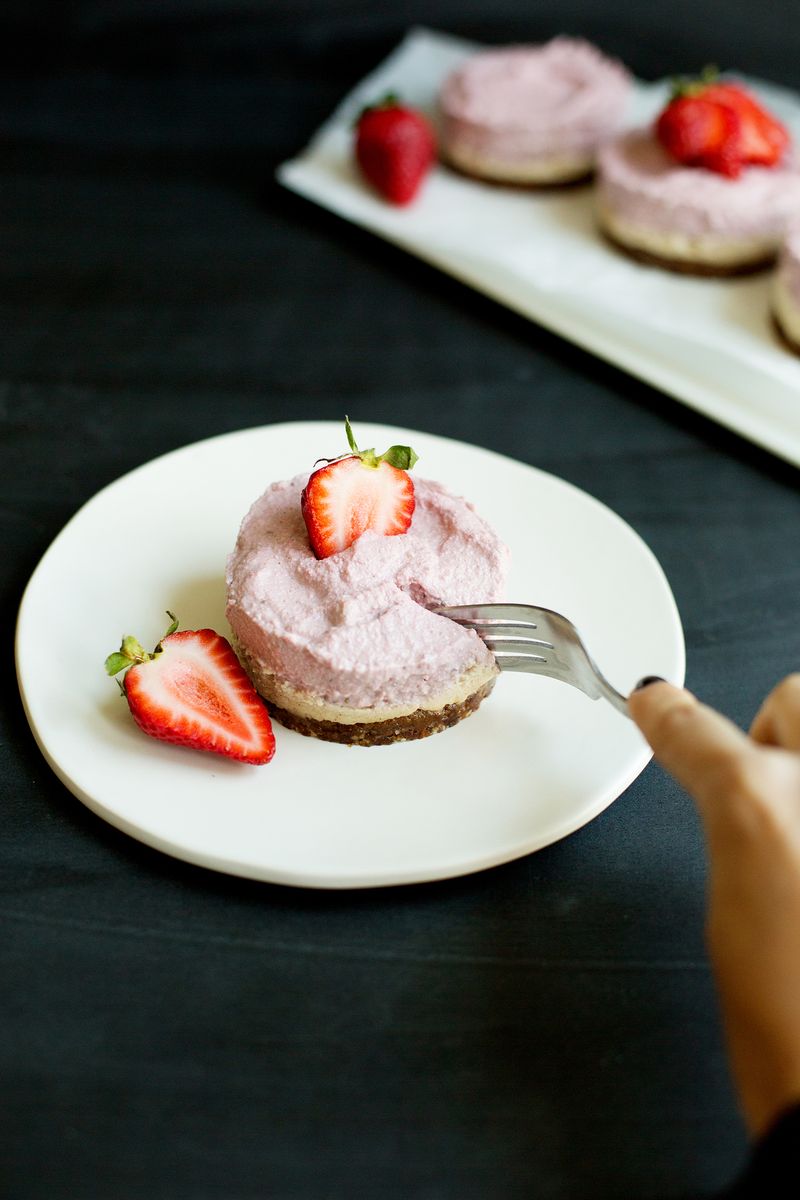 No-Bake Strawberry Cheesecake (Non-Dairy!) click through for recipe 
