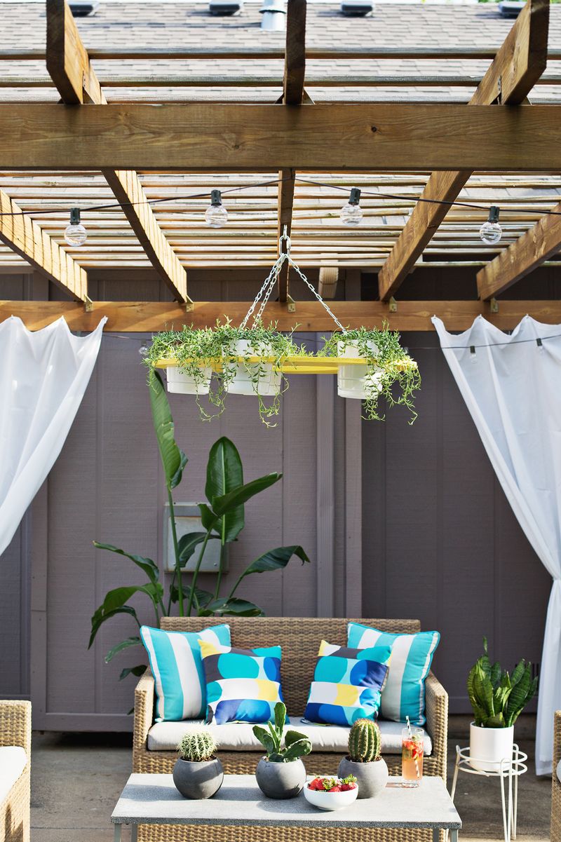 Outdoor Plant Chandelier DIY (click through for instructions) 