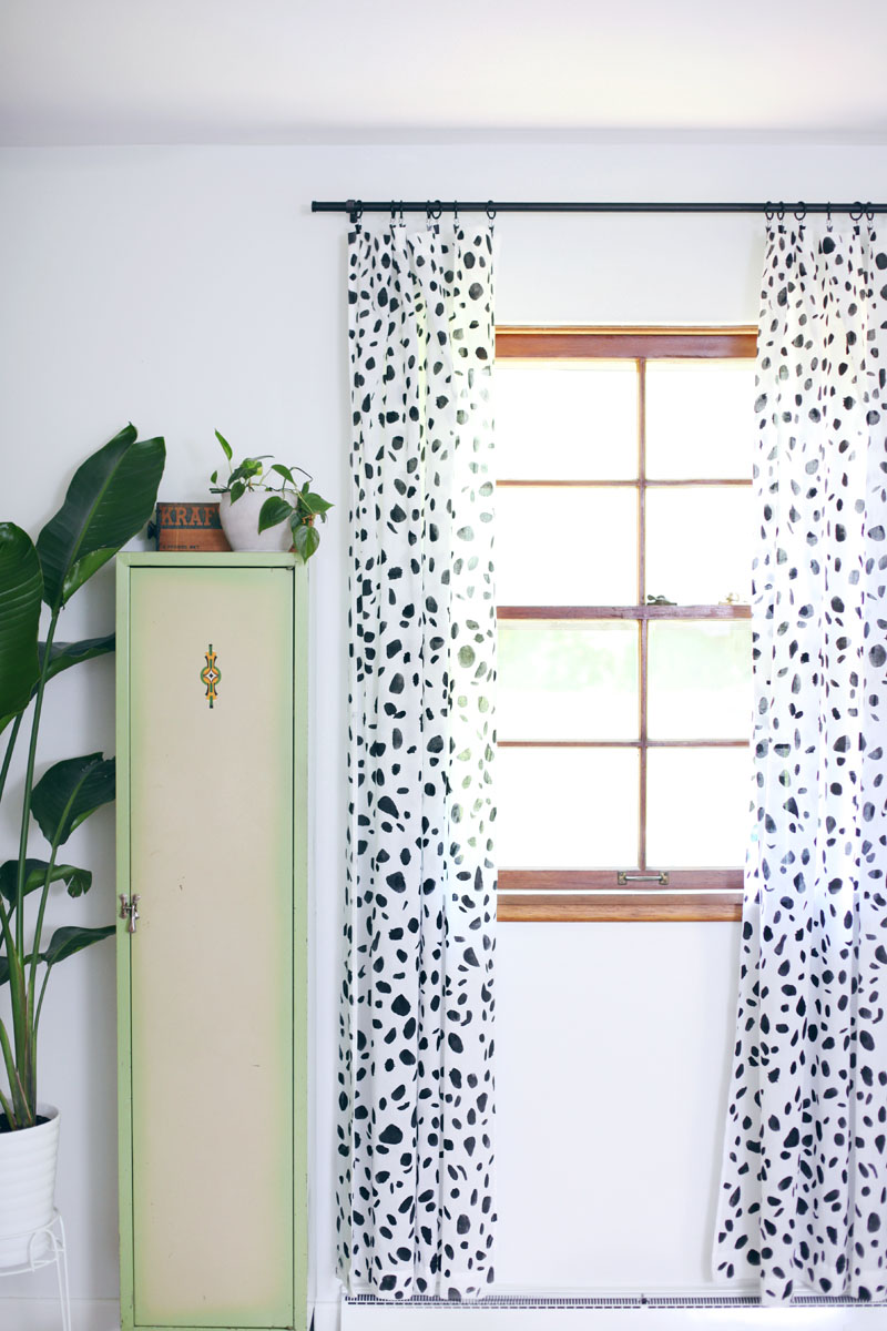 Give a pair of curtains the spotty treatment! Click through for tips + instructions.