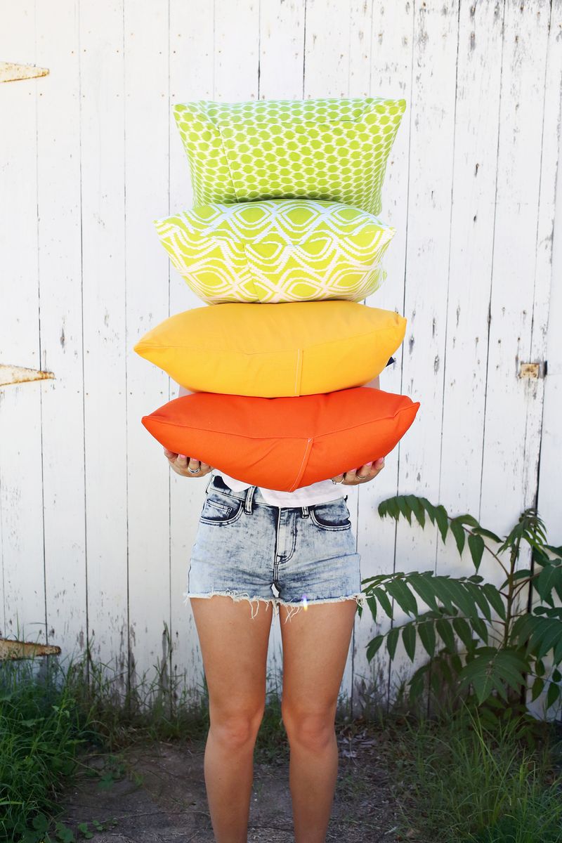 Three Ways to Make Outdoor Pillows (click through for tutorial) 